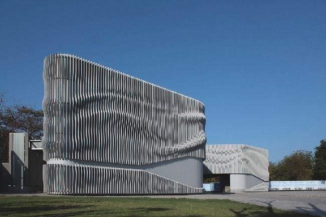 万宁浅谈现代建筑采用网架结构安装的主要优势和应用